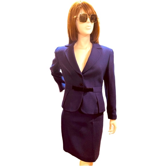 TAHARI Arthur S. Levine 2 Piece Suit - Picture 2 of 4